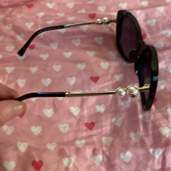 Chanel Black sunglasses with silver and Pearl detailing - Picture 2 of 10